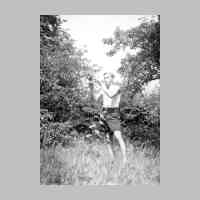028-0076 Gross Keylau 1936. Gerhard Neumann im elterlichen Garten..jpg